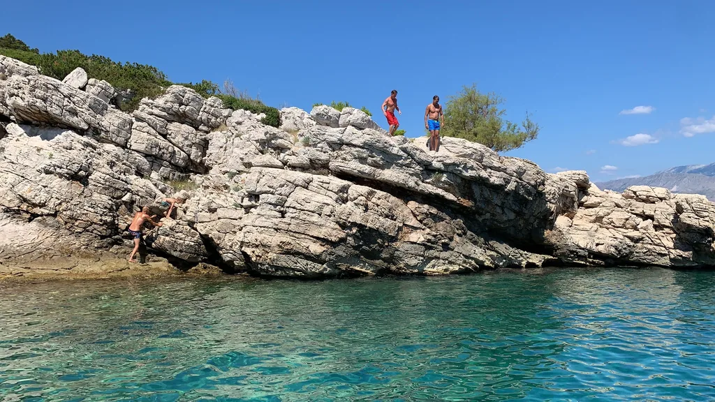 Parada opcional en una bahía rocosa en un charter a medida