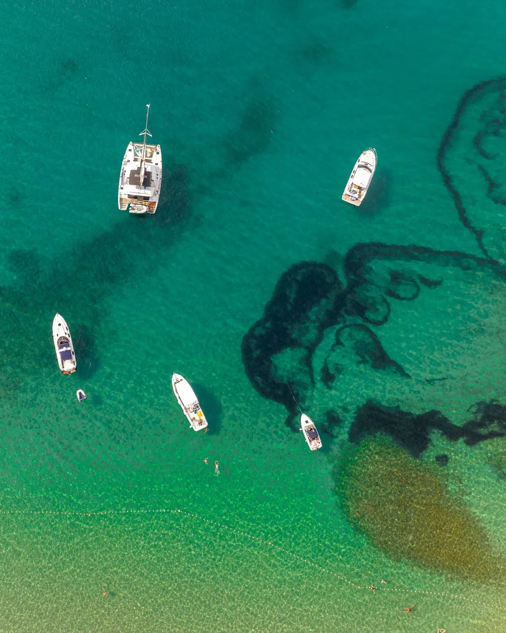Catamarán Lagoon 380 fondeado en una bahía turquesa cerca de Brač