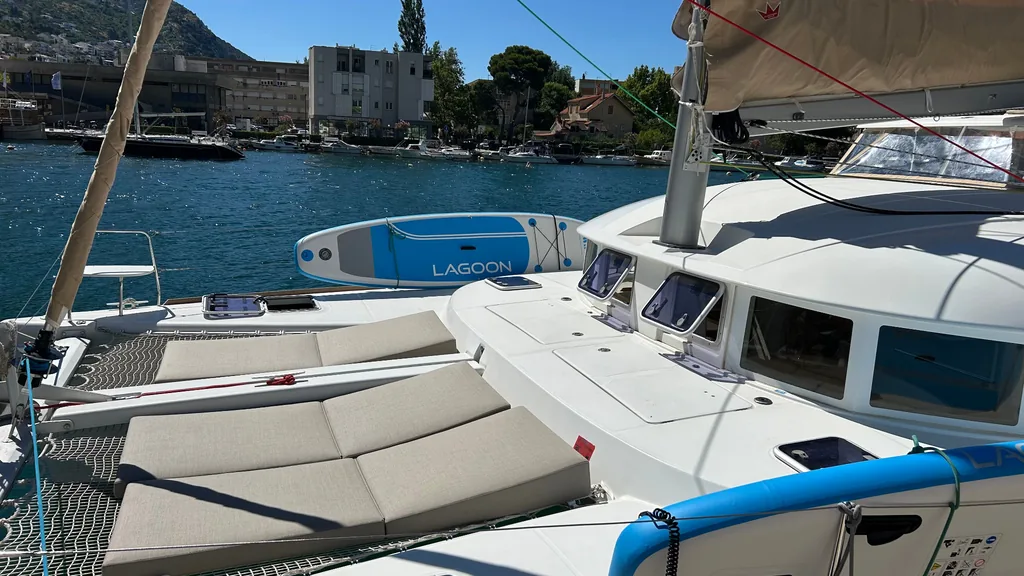 Puerto fluvial de Omiš al atardecer antes de zarpar